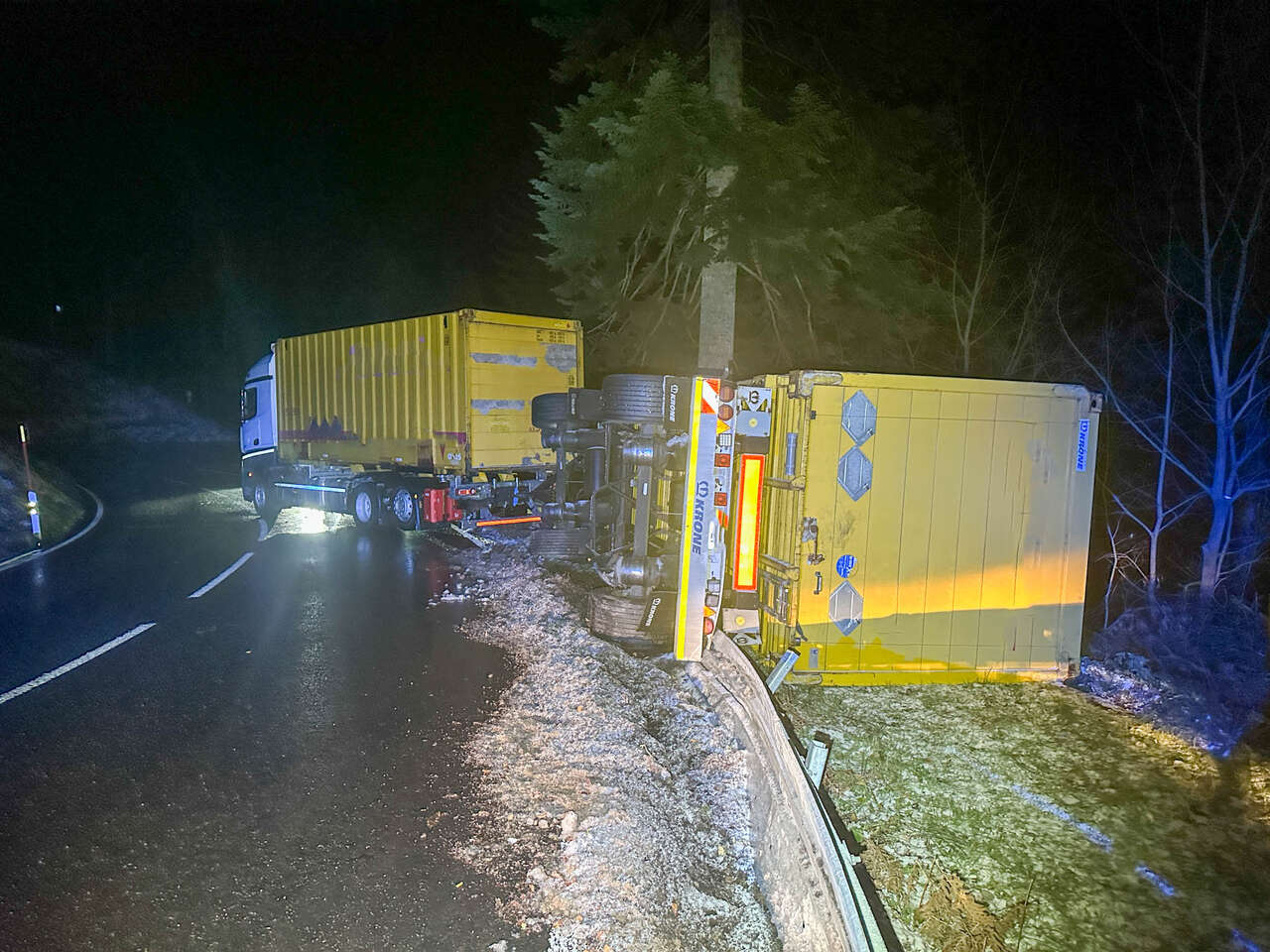 Lkw Kippt Mit Tonnenweise Paketen Auf B28 Bei Bad Griesbach Um